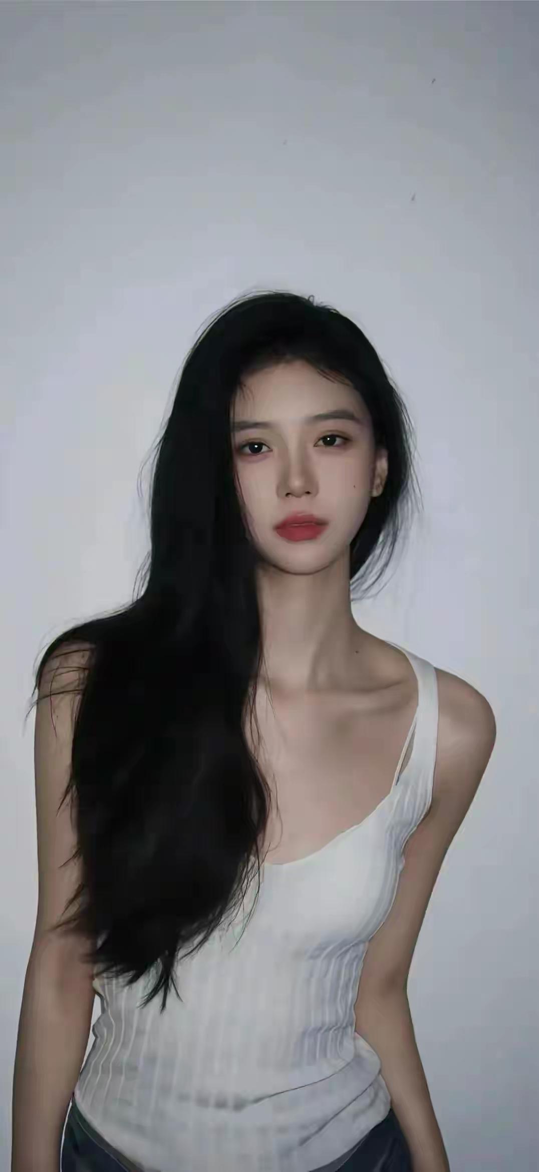 长发美女穿着白色背心，神情自然。穿着旗袍上街，你能接受吗优雅穿裙小姐姐,如何优