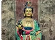 1975年，甘肃5个孩子在大佛寺玩捉迷藏，一孩童藏身佛像时，大殿后墙突然出现一道