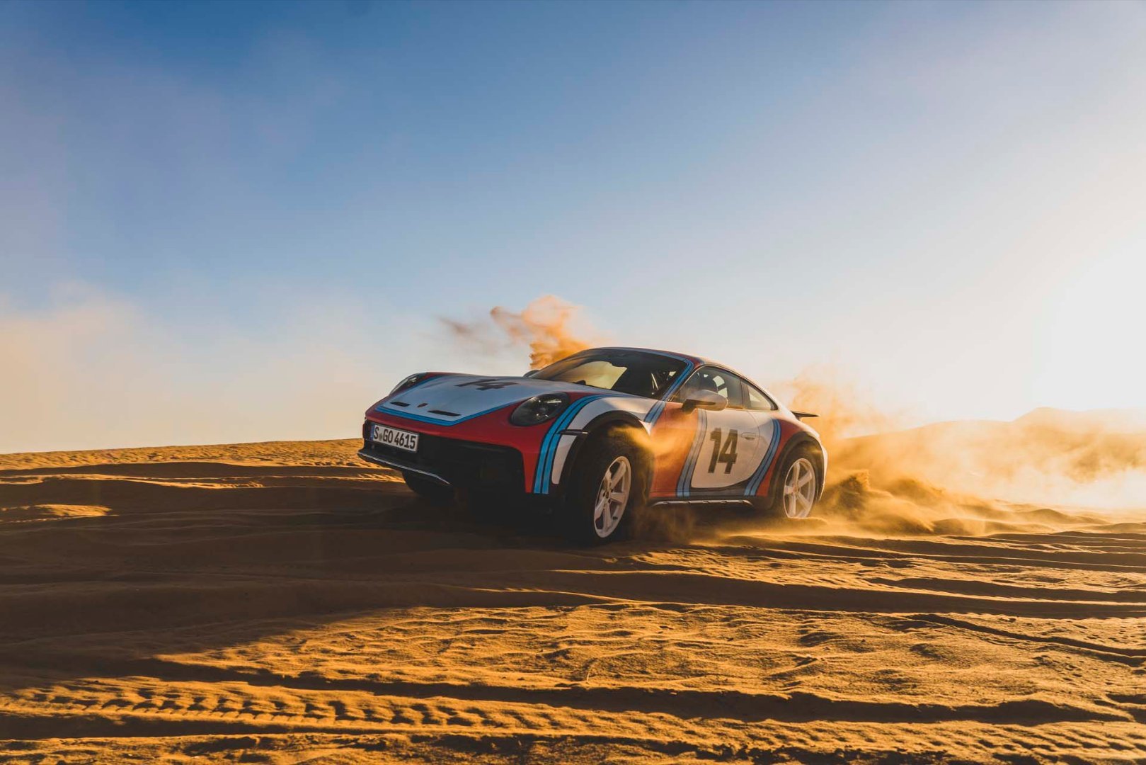 这下知道SUV与轿车的区别了吧还是得科普一下，在沙漠里轮胎和驱动形式的影响，反而