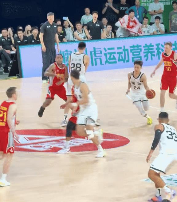张昊又抽象了！最后时刻，广东男篮落后对手2分，张昊得到空位机会，但是他没有选择上