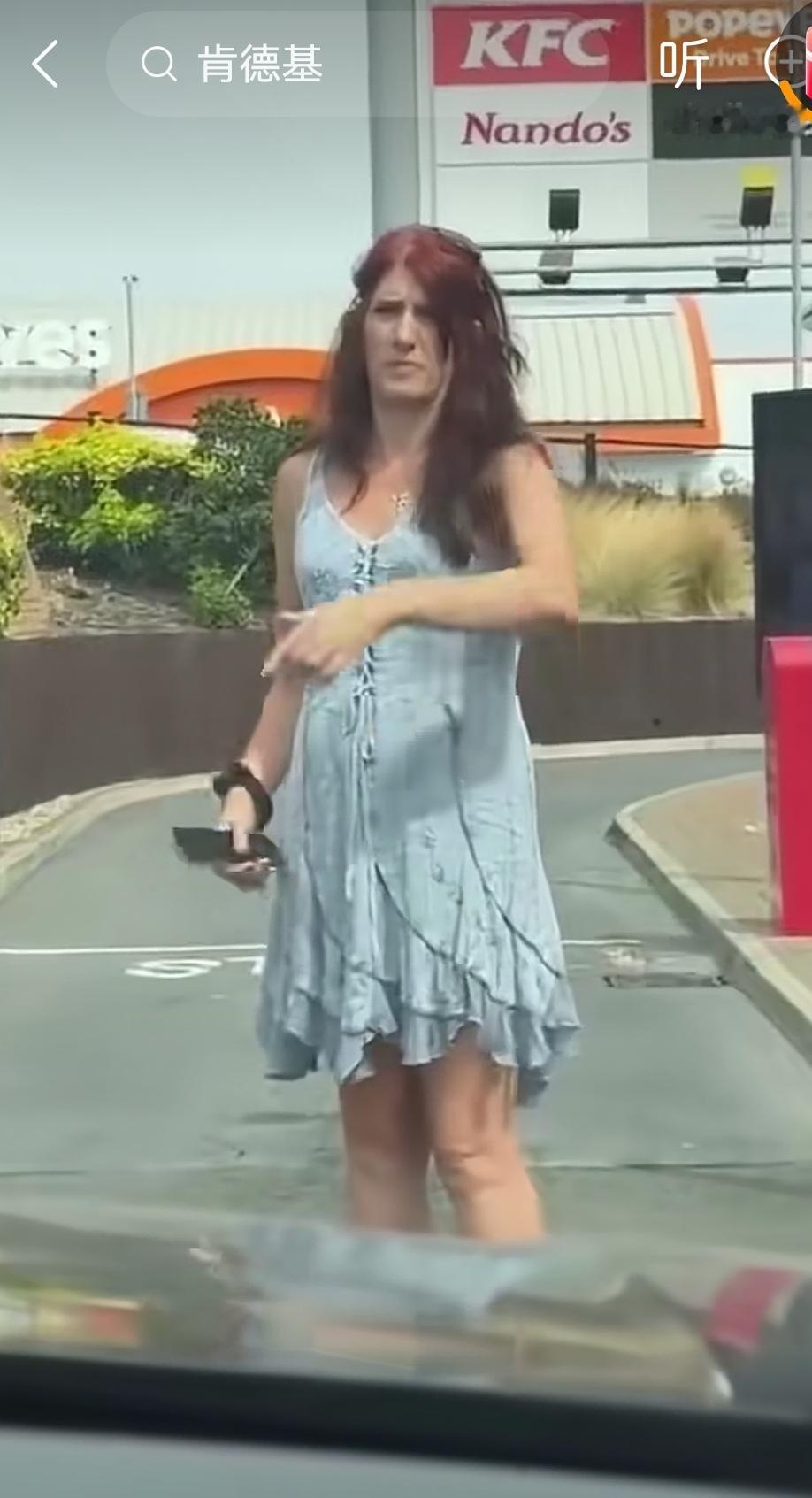 如果一个女人突然窜到车前拦住你，你猜猜她想干什么呢？搭车？推销？乞讨？抢劫？提醒