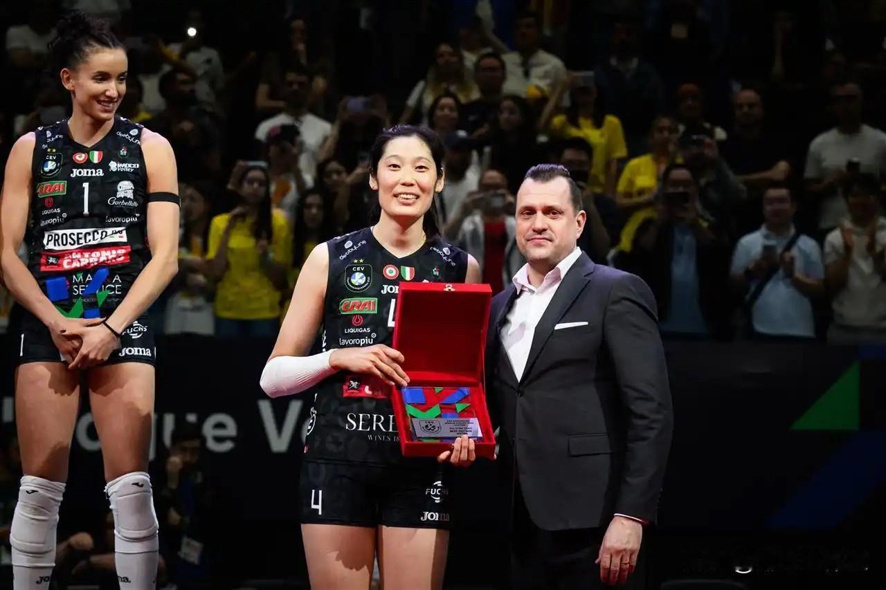 在一场激烈的排球对决中，科内利亚诺队以3:2的比分战胜基耶里队，朱婷所在的科内利