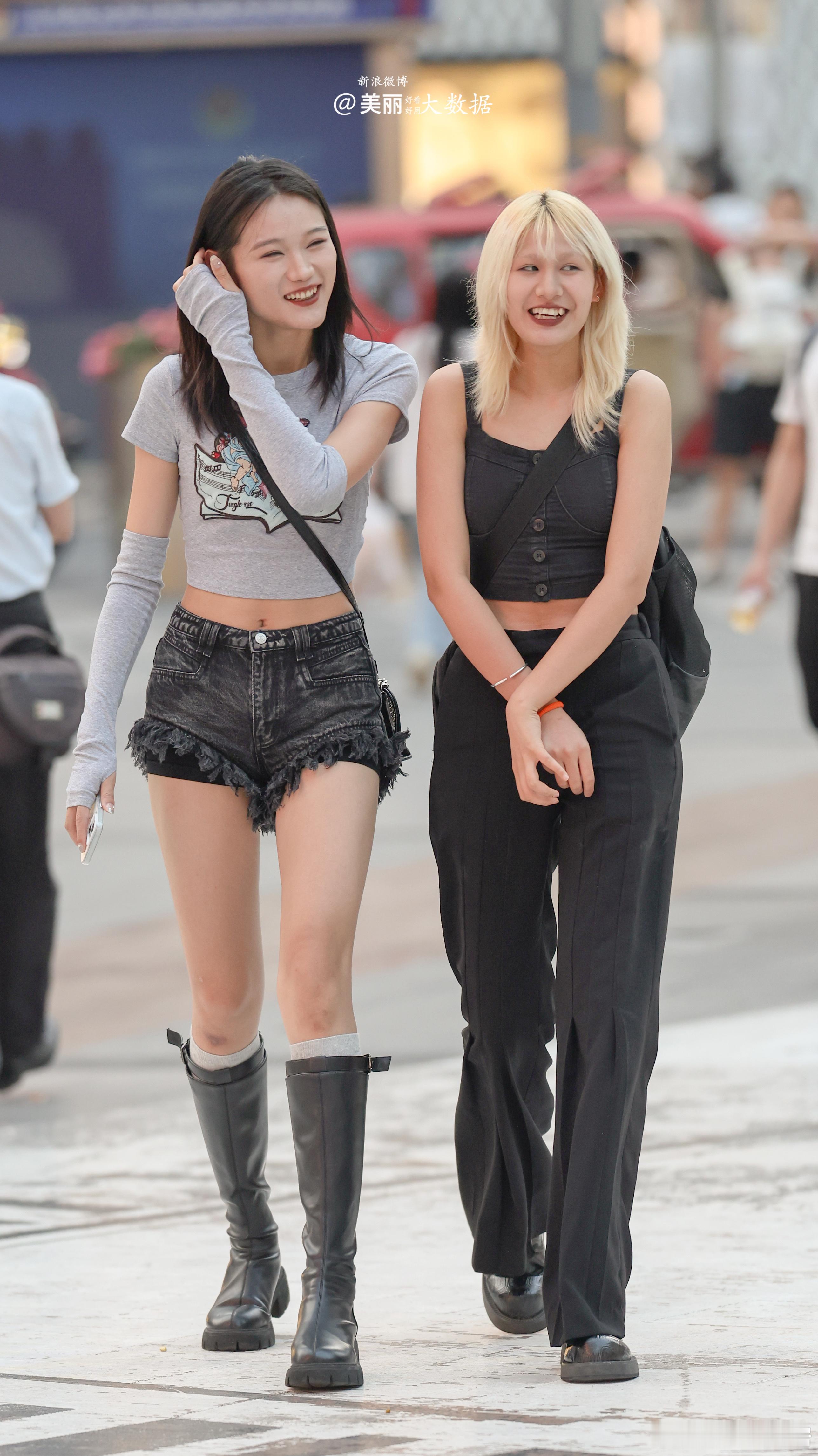 笑得好开心😄街拍会给人带来快乐。不是吗？​​​