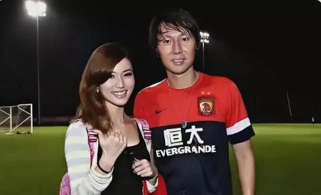 李铁要在里面吃糠咽菜20年，妻子却可以在外面潇洒自由，过完下半辈子。李铁的妻子拿