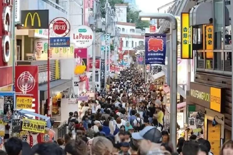 12月28日，新加坡《海峡时报》报道:“中日争端发酵，90万在日华人深陷焦虑，近