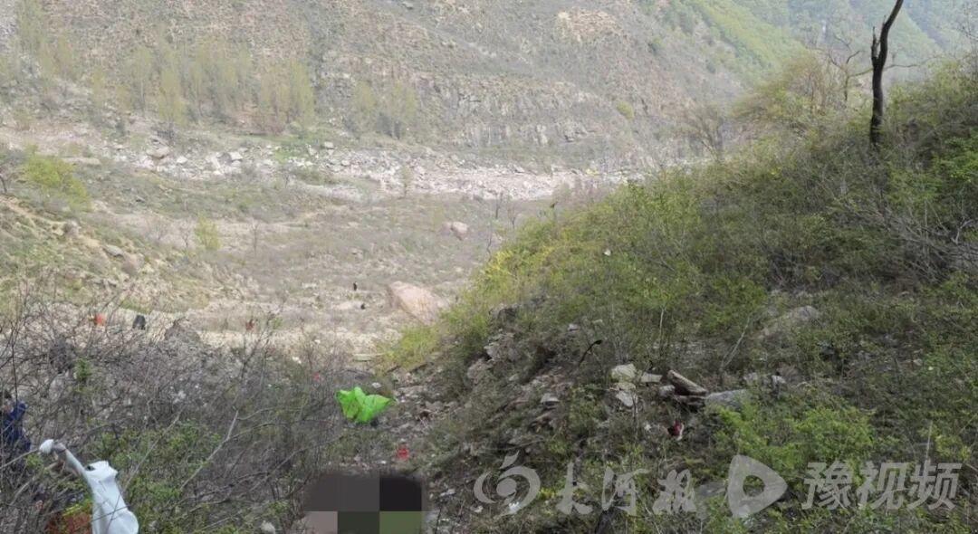 “太痛心！”河南新乡，一辆私家车在行驶中突然失控，直接翻落深不见底的悬崖。车身瞬