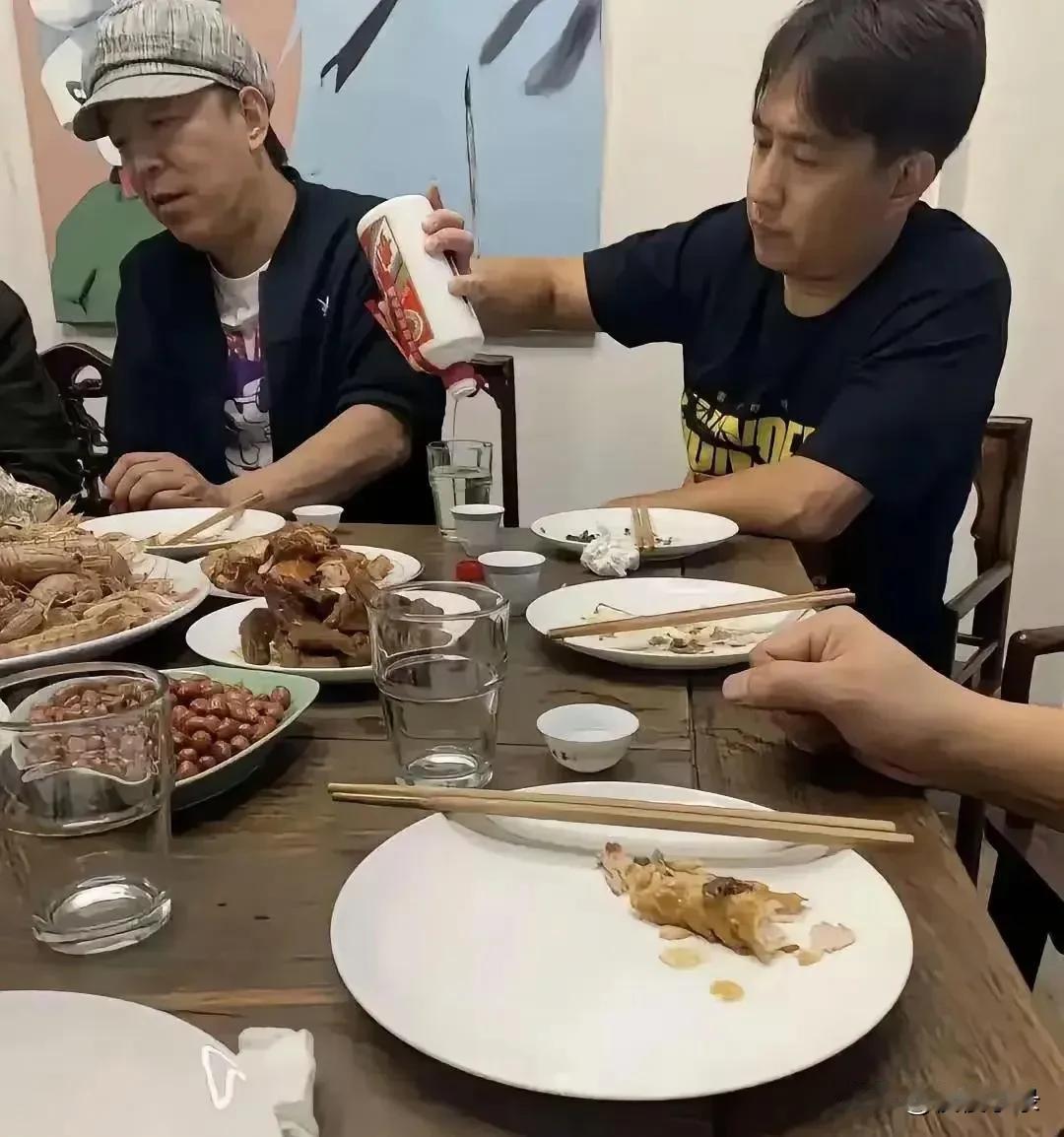黄渤等明星聚餐喝茅子，可惜下酒菜一般，连几块钱的油炸花生米都有。看倒酒姿势，应该