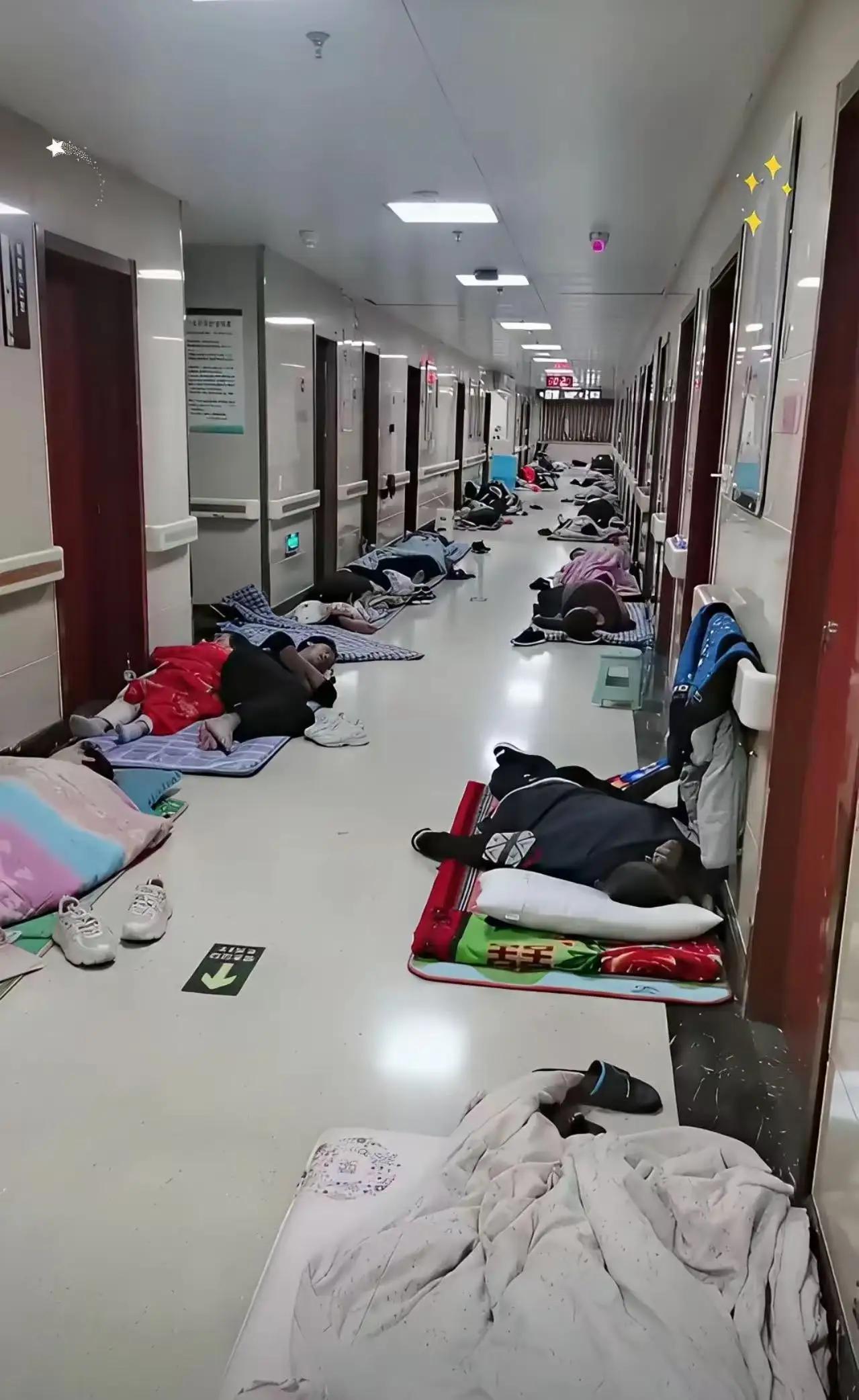 河北某医院走廊深夜惊现暖心一幕！开放地铺为病患家属省下住旅馆钱，网友狂赞：这才是