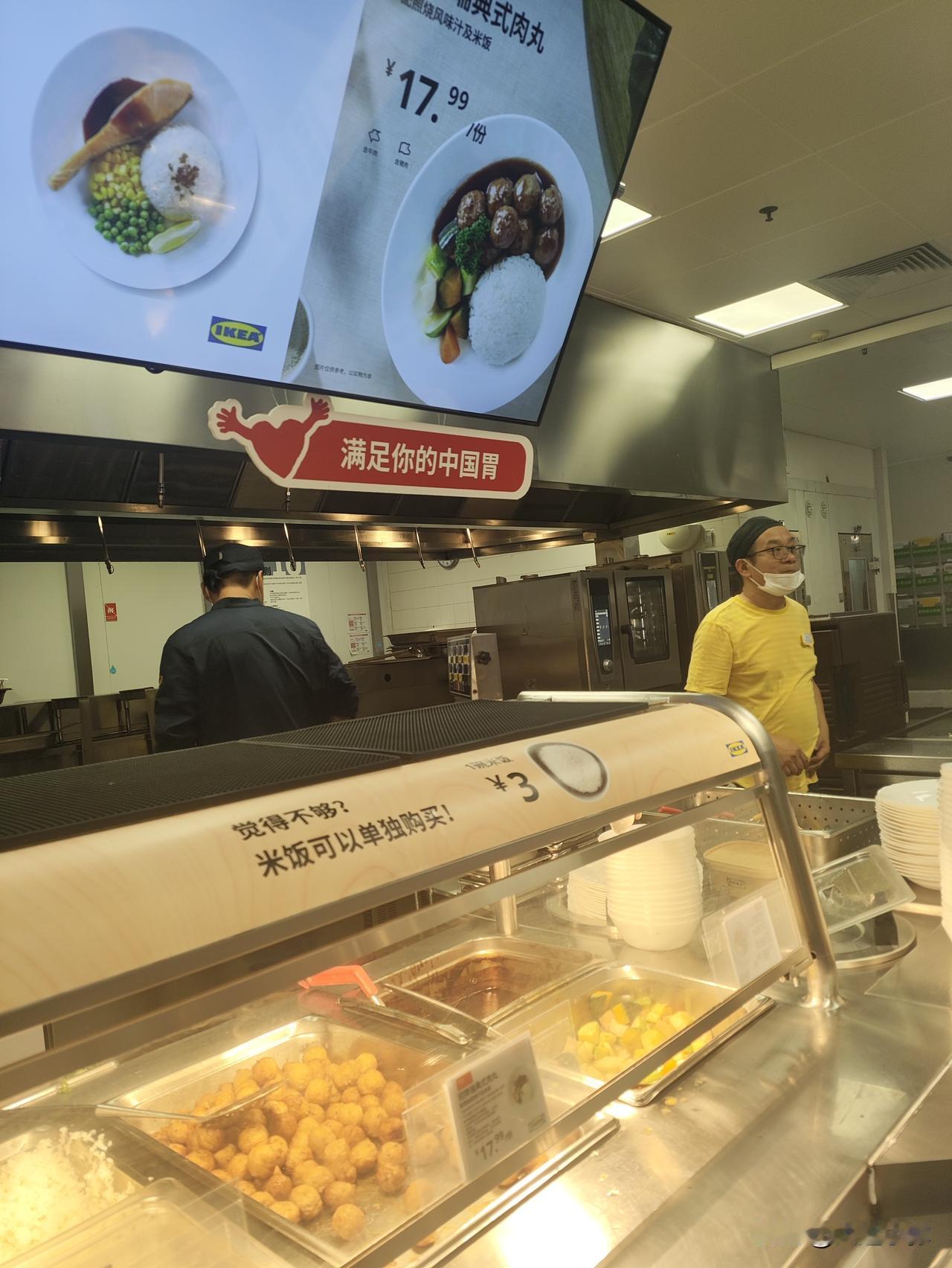 大雨过后打卡大连宜家三楼餐厅！经典肉丸出新花样，还能吃到现做烤冷面大雨过后
