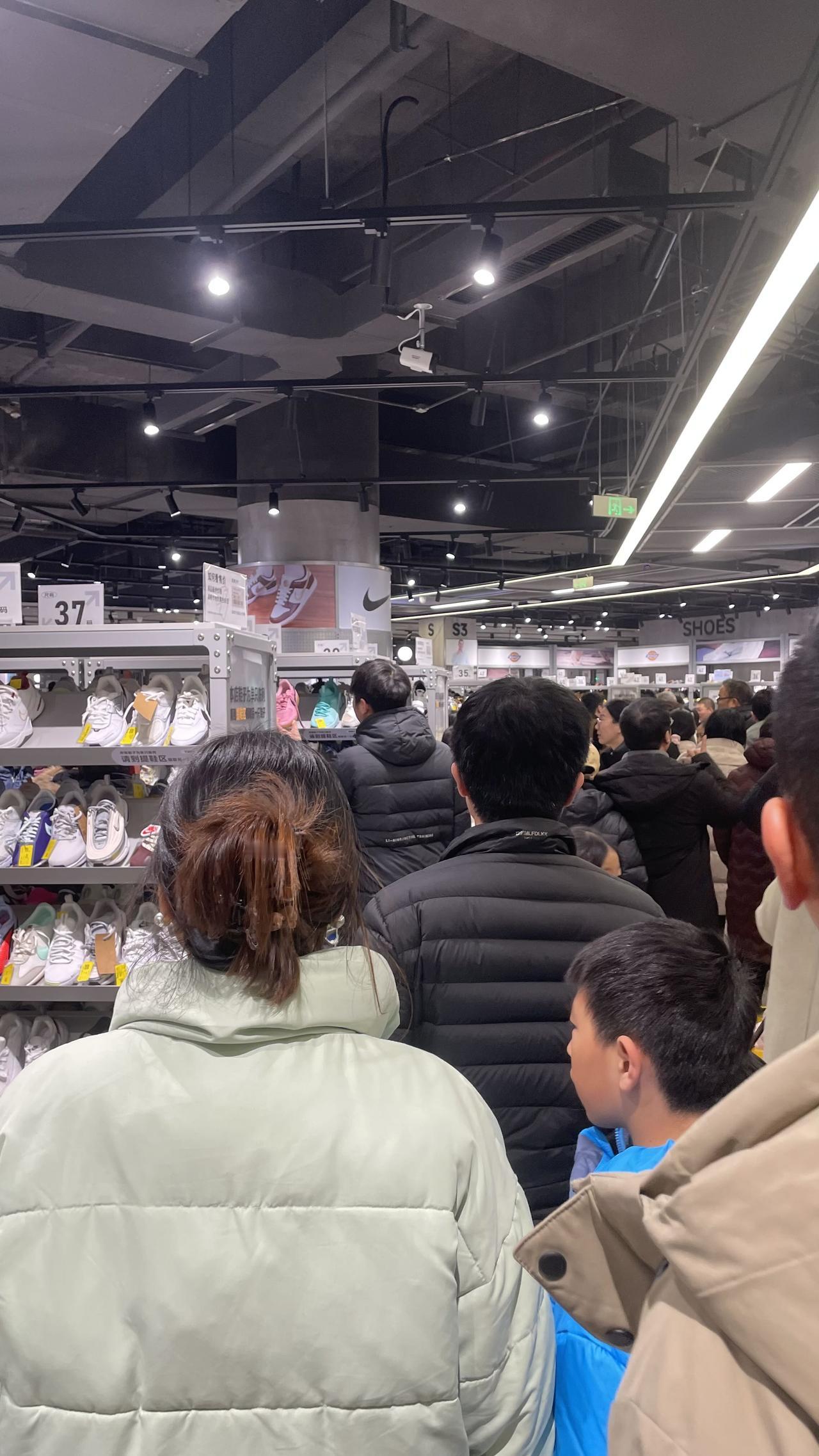 郑州芸品仓开业有一万人，千万要避雷！郑州芸品仓奥莱开业，让冷清的奥体中心，突