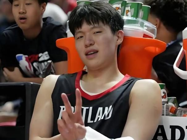 NBA季前赛爆出争议场面！领先32分都不让上场，开拓者这波操作，把杨瀚森的处境彻