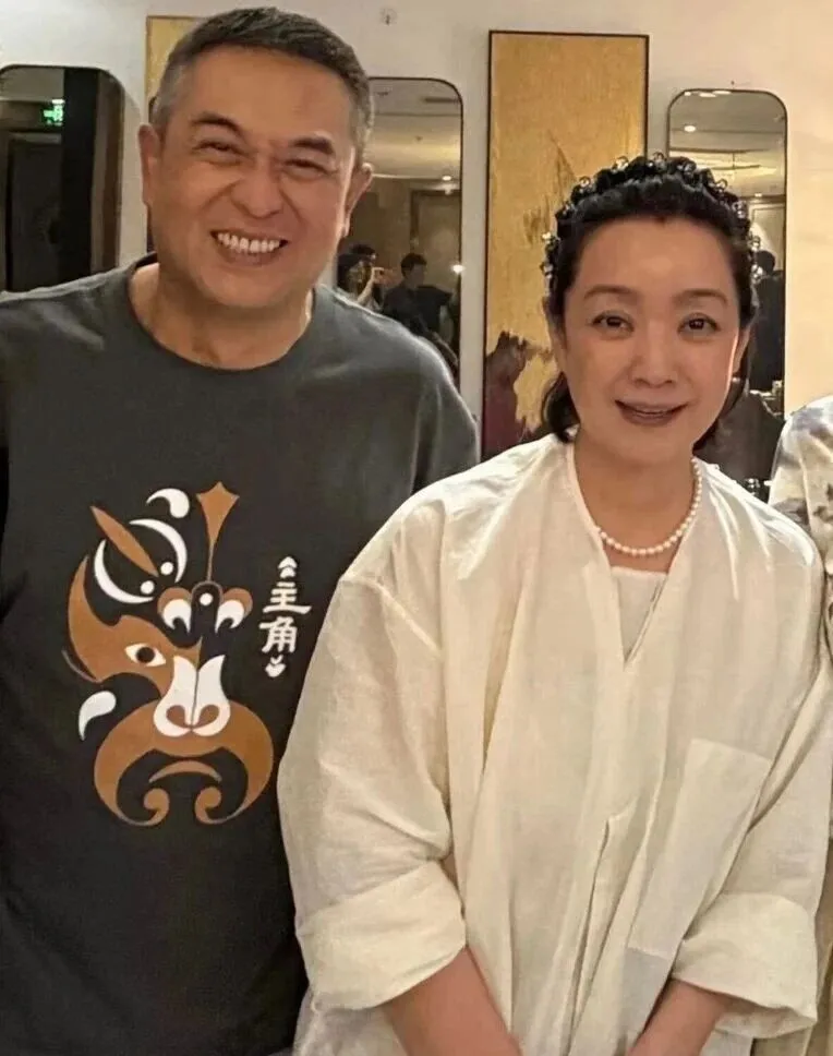娱乐圈最相配最有夫妻相的恩爱夫妻应该是知名演员张嘉益（曾用名张嘉译）及其妻子王海燕了。他们因2004