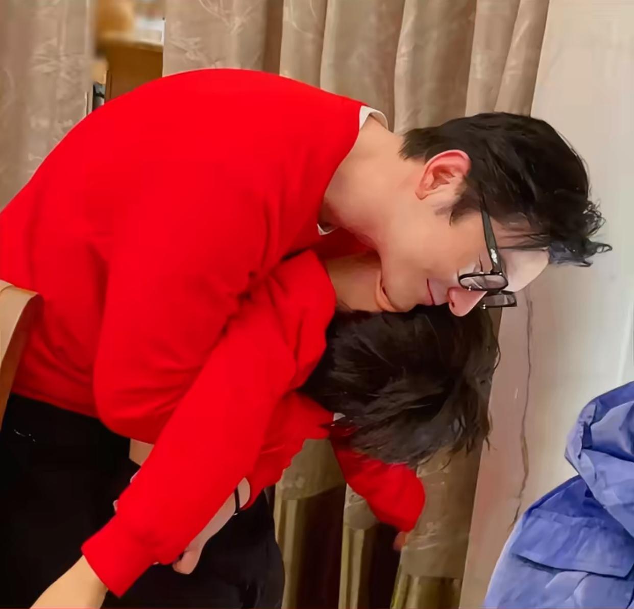 黄晓明为了儿子（小海绵）读书，举家搬离北京定居上海。⚠️他与杨颖离婚后，并没有