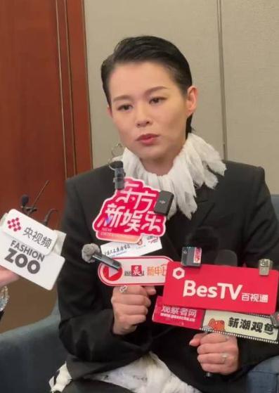 多读书真的有用！昨晚的白玉兰颁奖典礼，出现了不少外国人，导演、制片人什么的来了