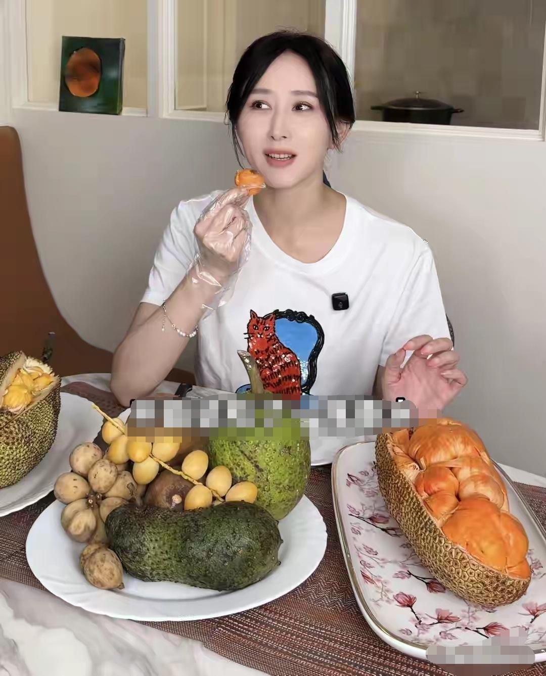 不得不说胡静才是天生的好命哦！长的水灵灵的，皮肤白，身材好，貌若天仙。简直十全十