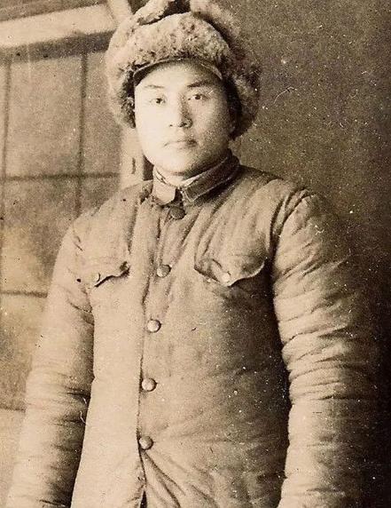 1942年，侦察股长凌少农，私下向日本人购买布料，对方说：“你看起来像军人？”凌