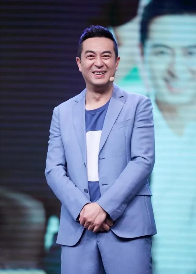 张嘉译在家什么家务活都不干，王海燕生气地问他:“你为什么不干家务活？”然而张嘉译