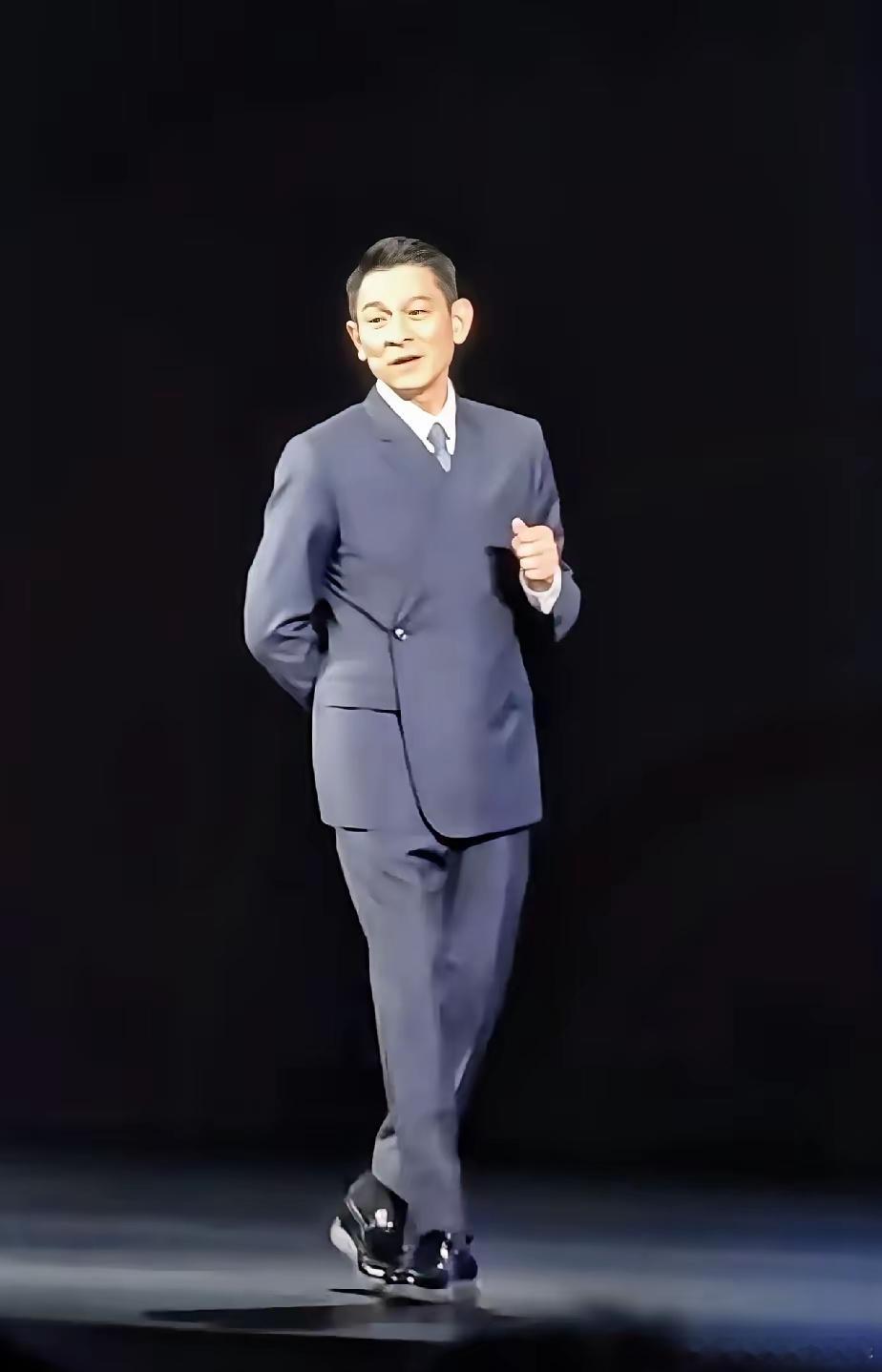 刘德华一身错位西装亮相华为发布会，居然没有翻车？同样是穿错位西装，刘德华在华为发