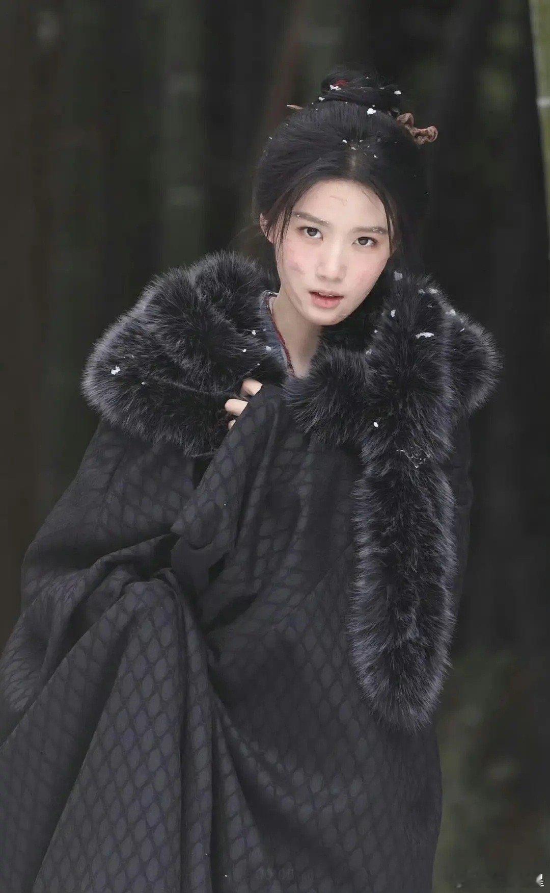 卢昱晓瘦了以后总感觉没啥气色了，没有韵味了