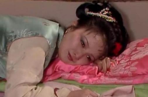 古代大宅里最惨的，从来不是小妾，而是通房丫鬟。晚上睡在床前一块窄板上，整夜不能合