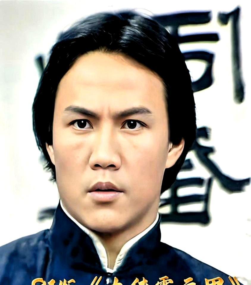 演完霍元甲，他红得发紫，却一把撕掉十张片约，转身去庙里扫地。十六年晨钟暮鼓，好友