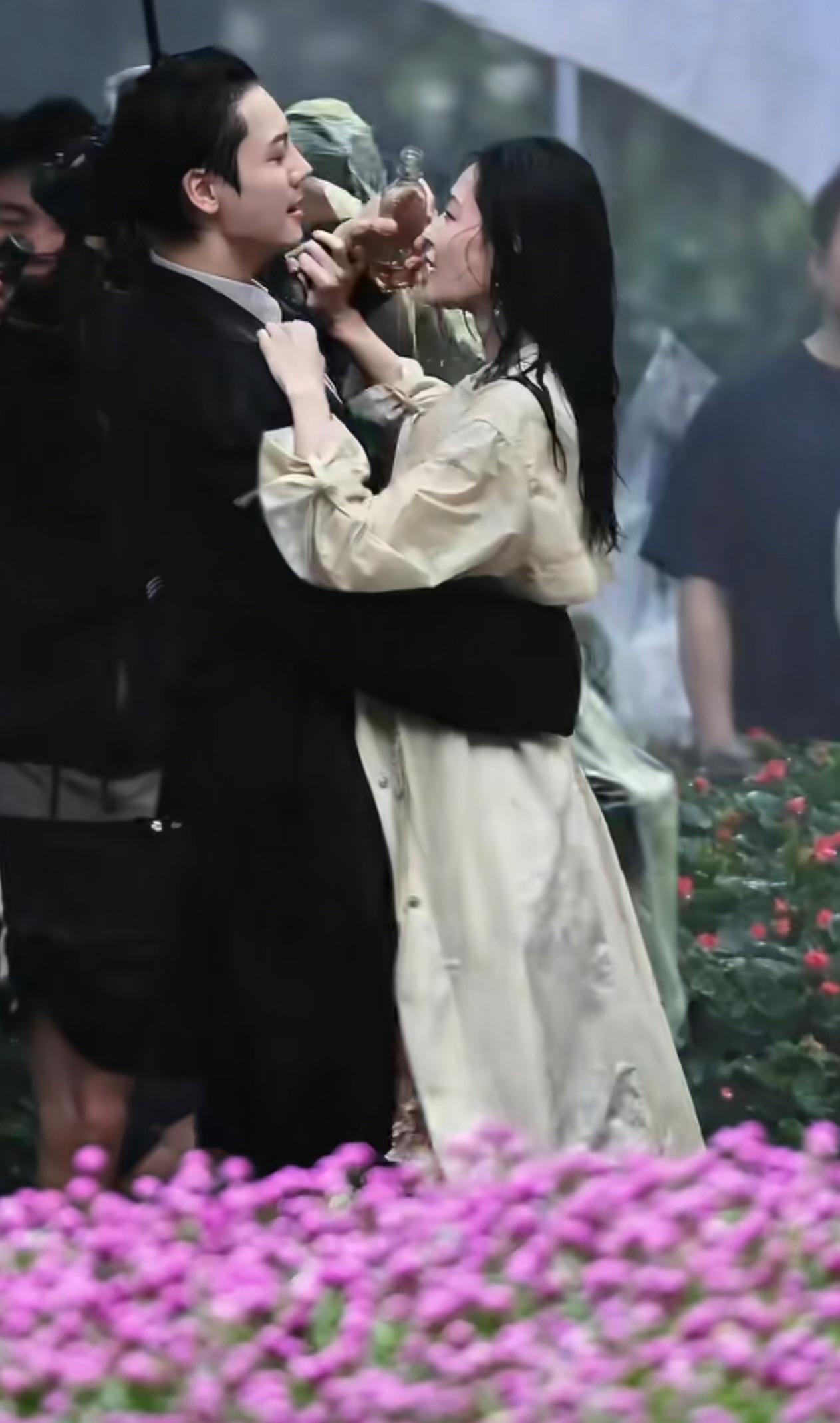 陈伟霆和钟楚曦新剧路透氛围感好足啊！雨天花海下互动共饮，两人的
