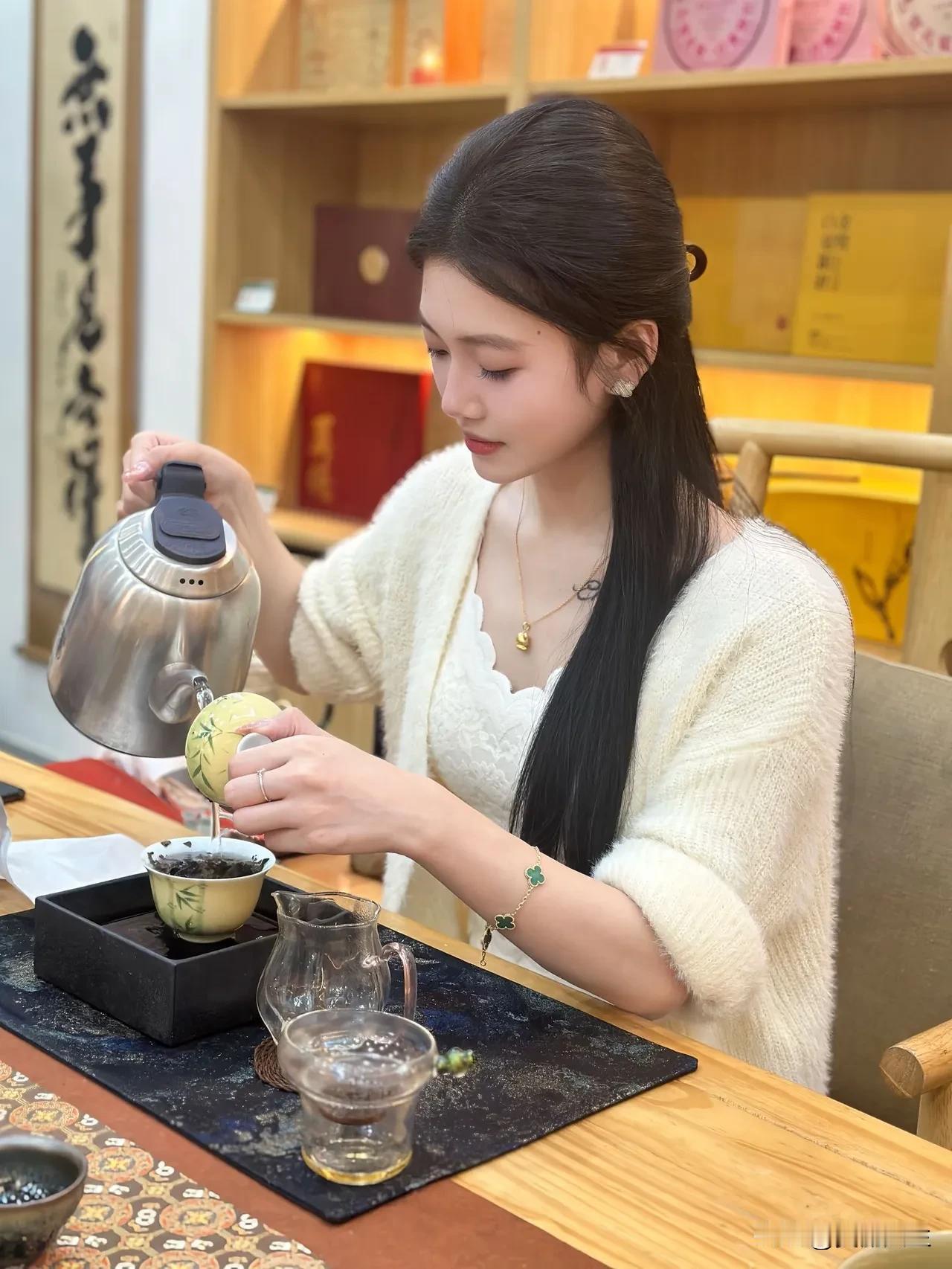 树叶轻舞飘落，岁月静好如初