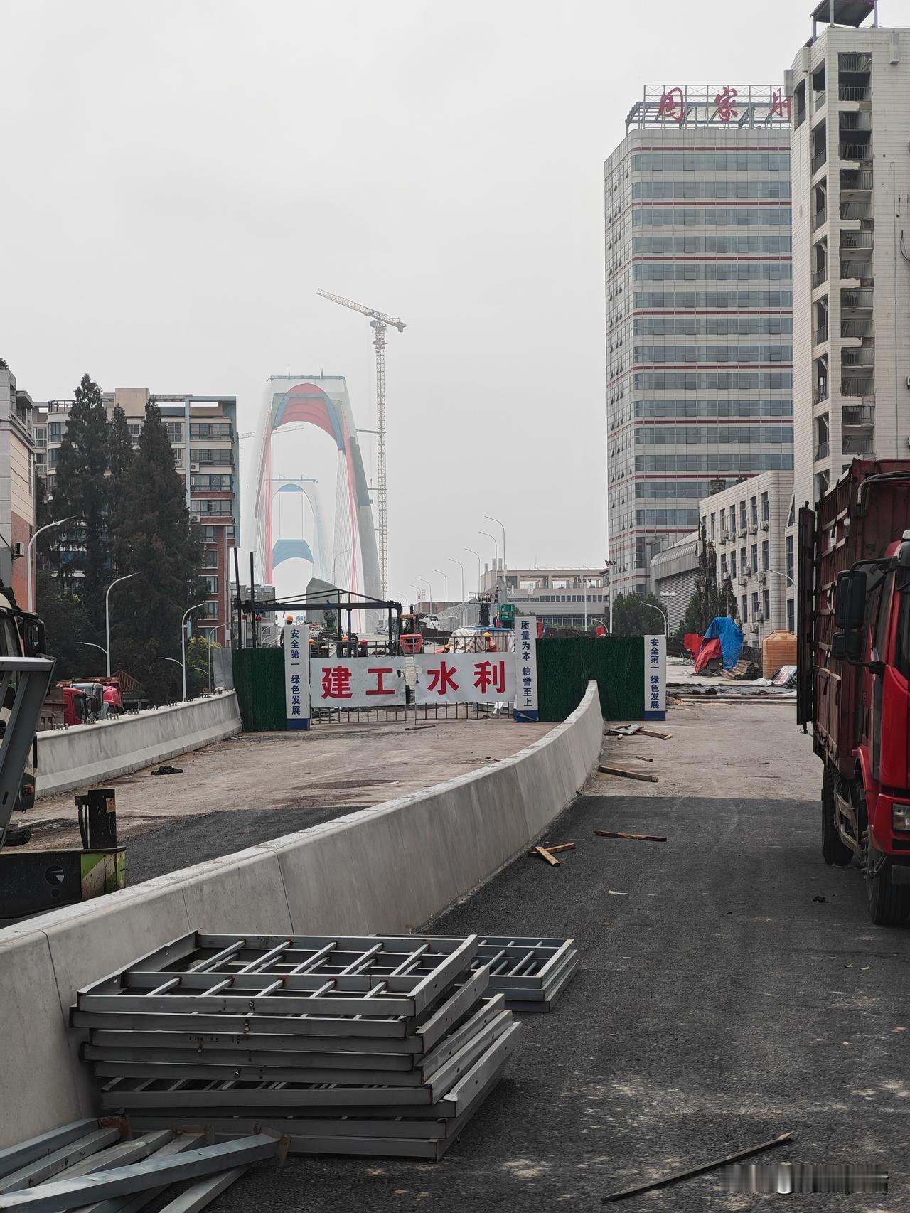 蚌埠延安路淮河大桥南岸老城区光明街主桥落地建设现场，市民在围观施工情况。从目