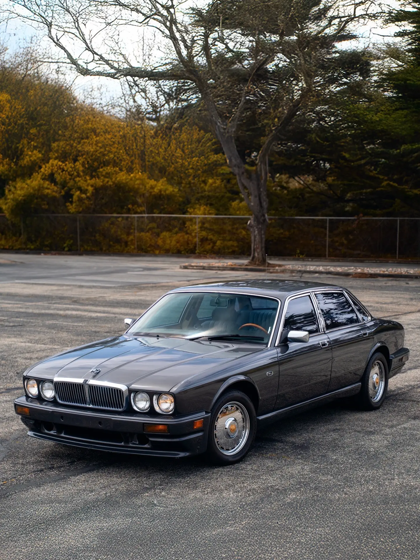 Old money，JAGUAR XJ。