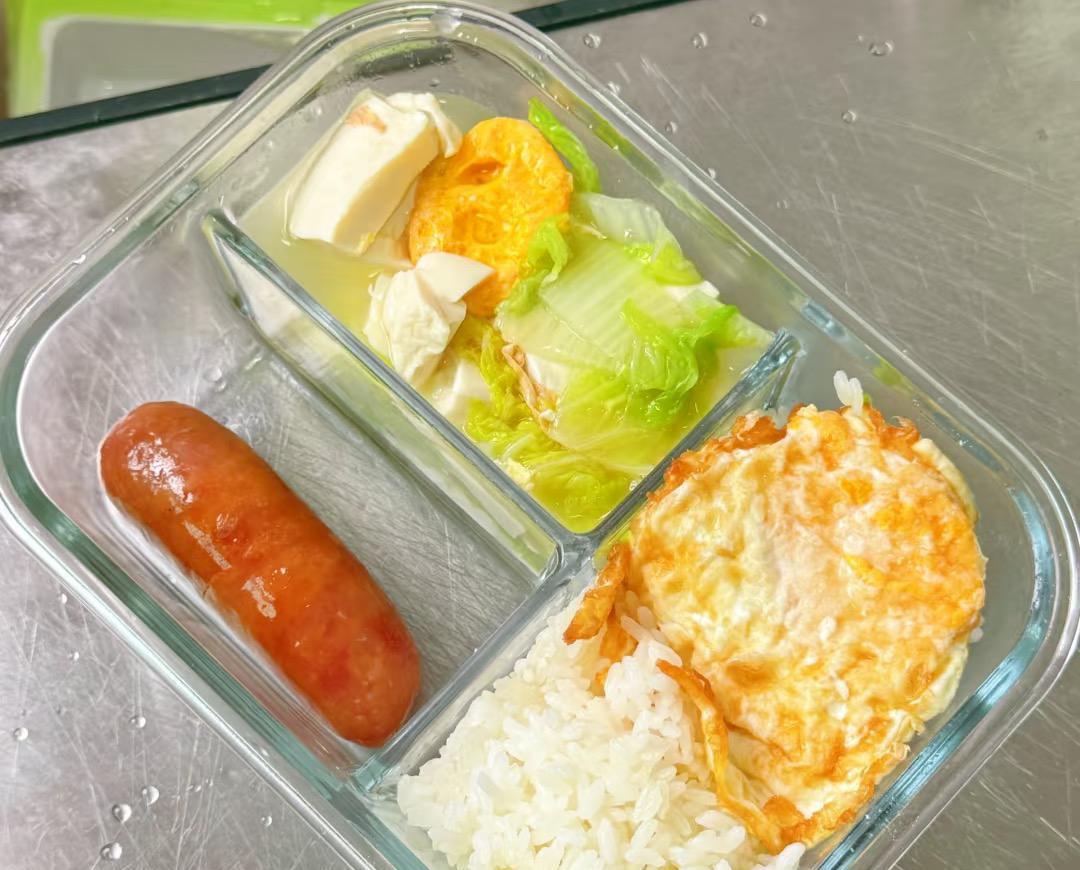 自己带饭上班的一天，外卖动辄20块起步，真是吃不起了……青菜、豆腐汤，荷包蛋，