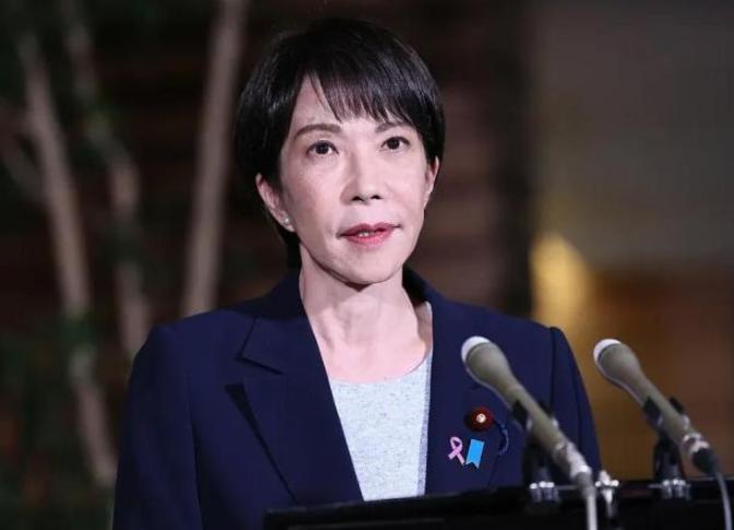 高市早苗和天皇这回真把分歧摆到台面上了！日本终战81周年的追悼仪式上，出现了极其