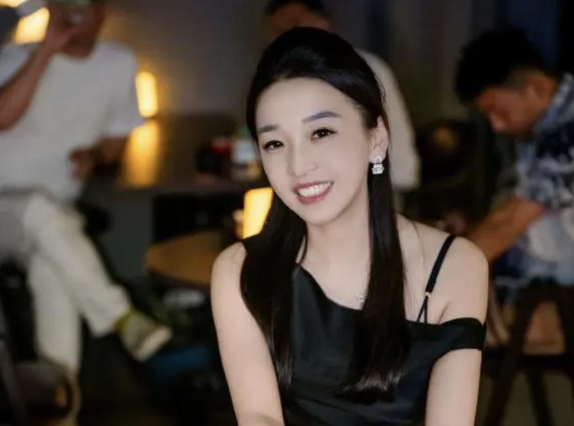 这年头做销售是不容易，而做女销售更是不容易！崔丽丽是一个例子，而青岛的那个保时捷