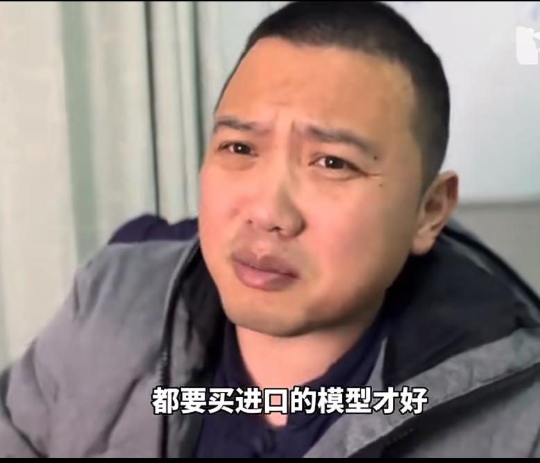 康复师回忆起以前报的正骨整脊的课程，那时候老师指着两种人体模型说道：进口的人体模