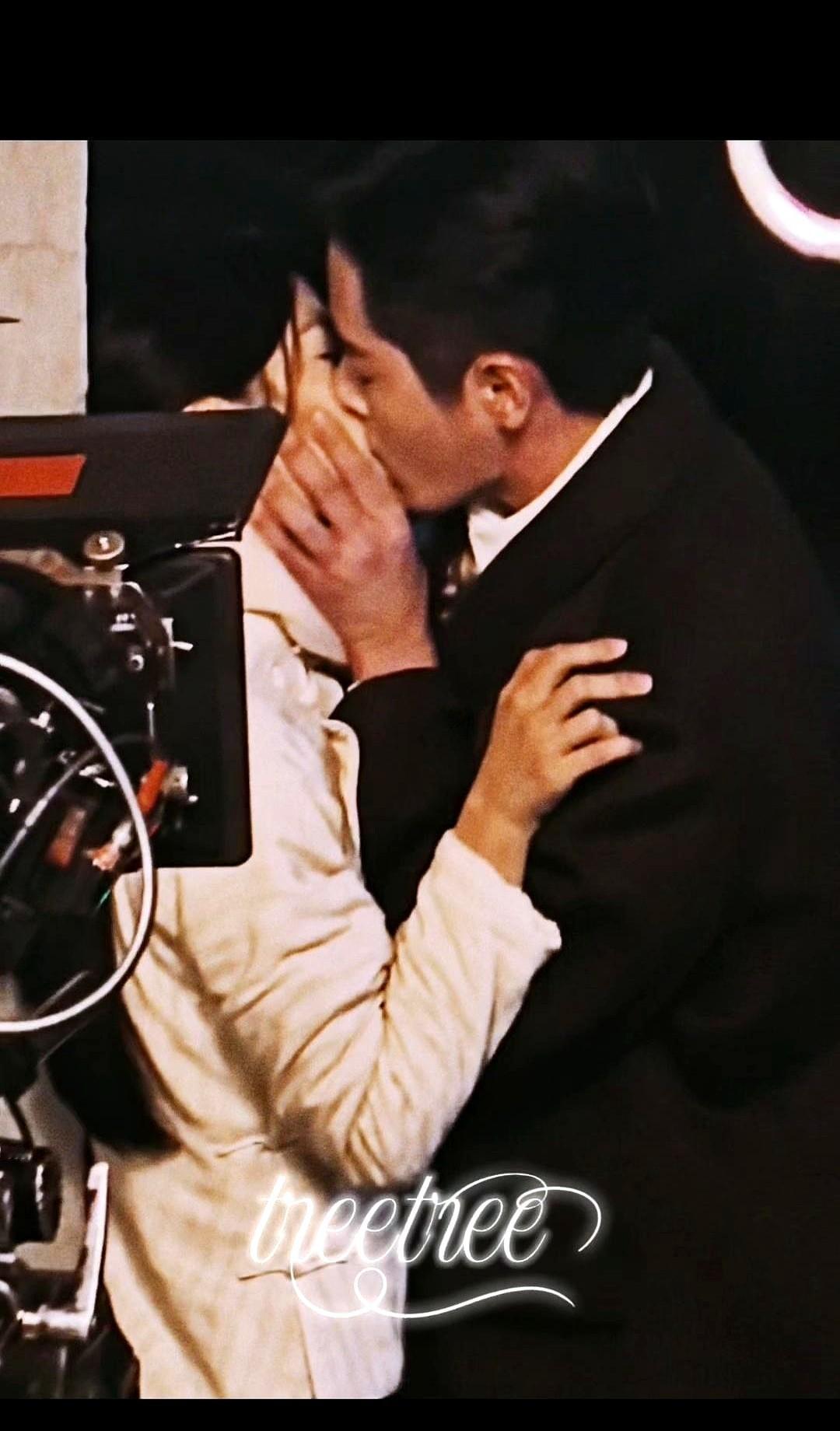 这波吻戏直接炸了我的古装剧认知！现在网上吵翻了，有人说“这哪是古装剧？强吻跟