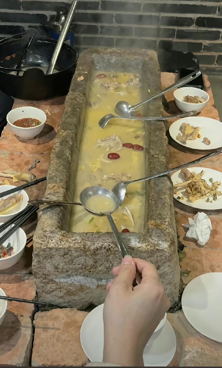 现代人的审美我属实有点看不懂。路过这家饭店，食材看着倒是挺诱人。可看到这个吃