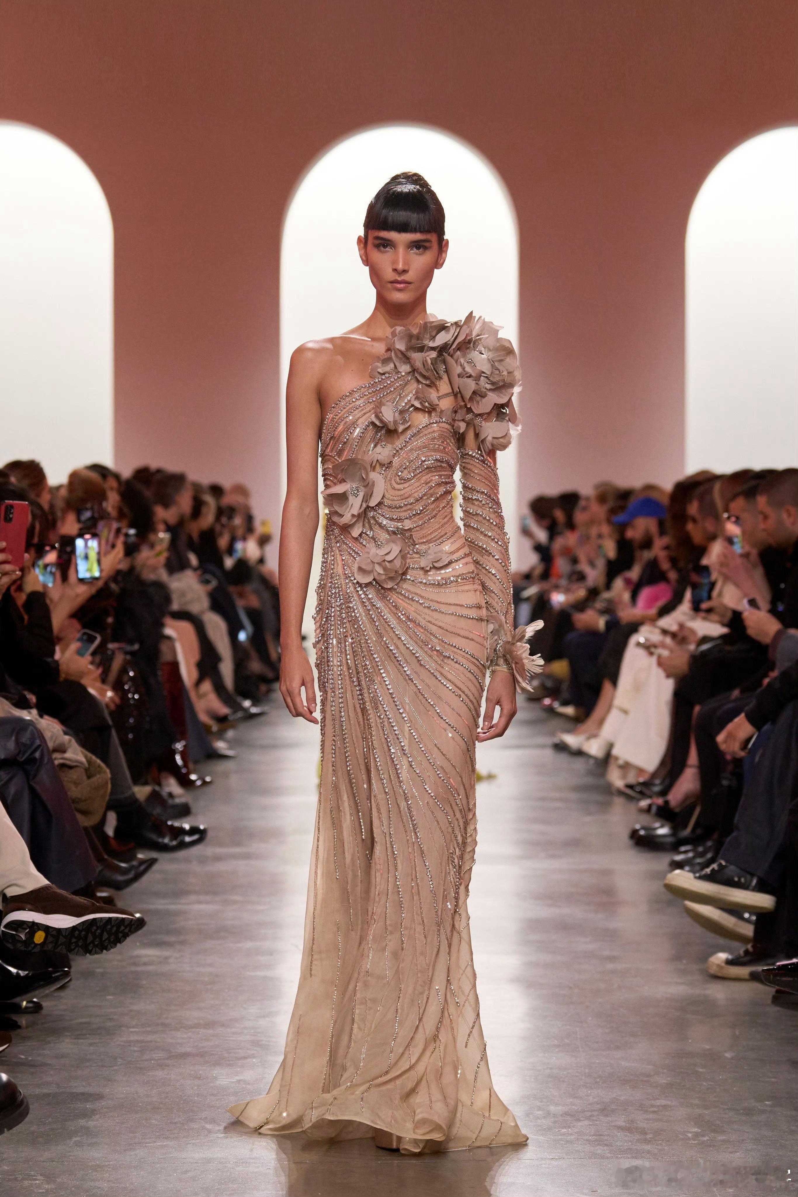 关晓彤今天白玉兰红毯依旧上身了大牌高定ElieSaab2025春夏高级定制