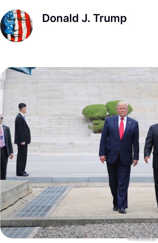 美国特朗普总统高调发了两张相片他和司令官在一起的日子。评论：如果他的行为不值得援引第25条修正案，你