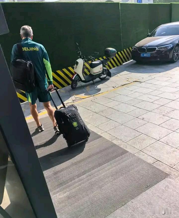 有球迷早晨在丰台光彩路偶遇北京国安主教练塞蒂恩。猛一看以为是哪位退休的老人，