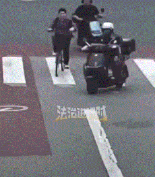 北京一大妈骑自行车过路口时，被一个骑着电动车的外卖小哥不慎别倒。事情发生后小哥也