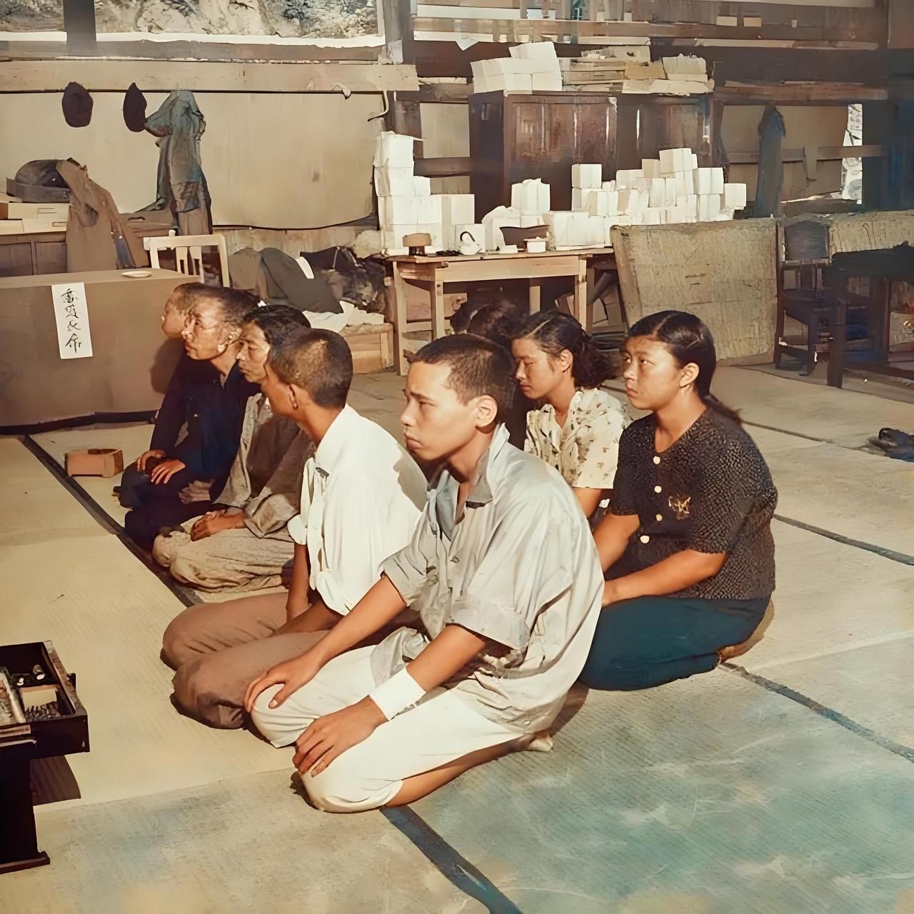 1945年9月，广岛，榻榻米草席上一家人跪坐成列，众人的目光凝滞身前，木桌上堆叠