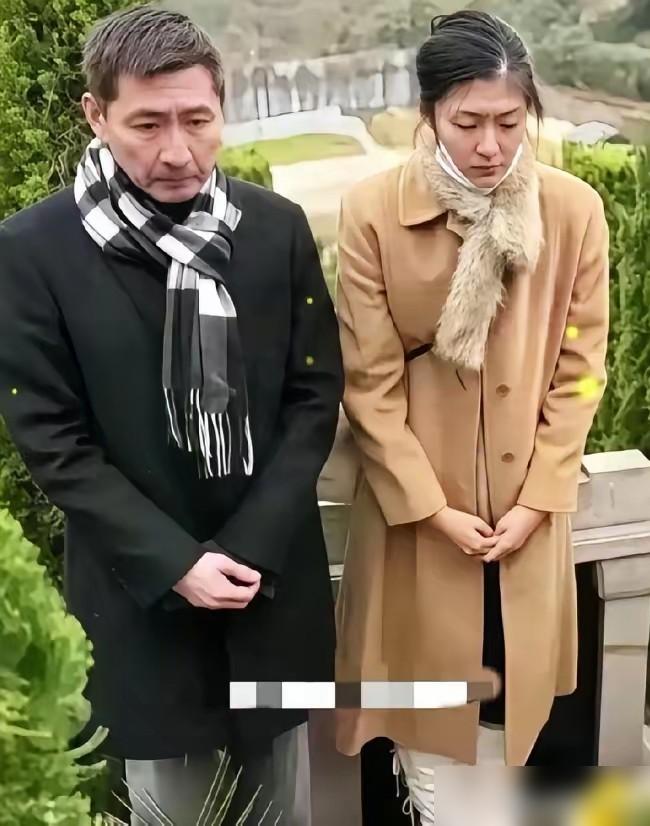 他年年带女儿扫亡妻墓，却在她癌转移时红得发紫。2003年李婷确诊乳腺癌中晚期