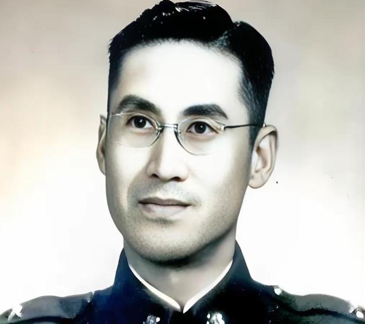 1994年，韩练成之子赴澳门探望前国军中将吕文贞，八旬老人突然红了眼眶：“你认识