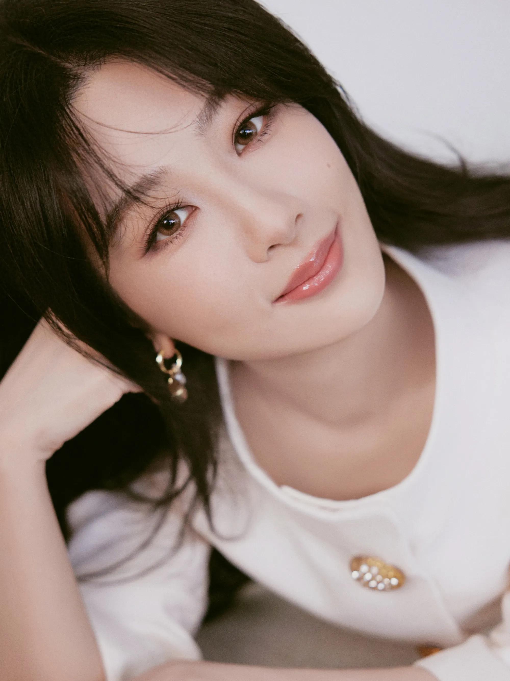杨紫优雅唯美造型：温柔悠然，被时光偏爱！