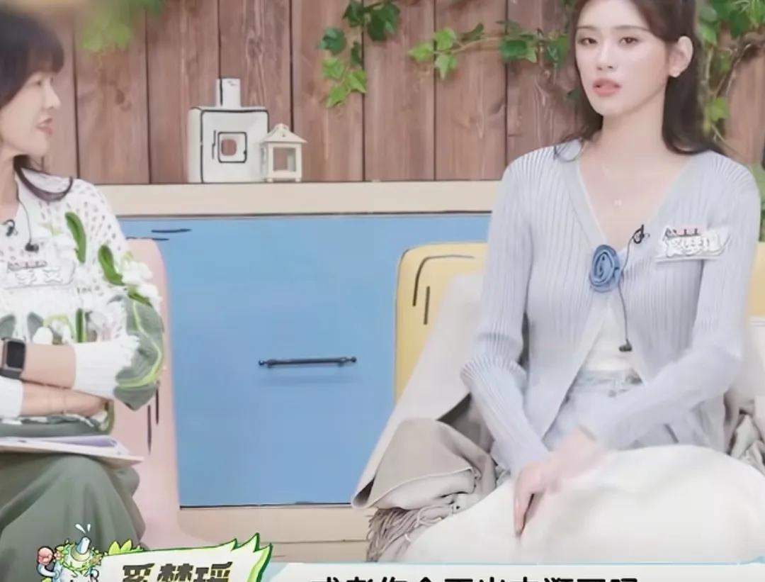 奚梦瑶这样的女生真的是情商高的可怕！奚梦瑶说自己的爸爸很爱打麻将，所以爸爸跟婆