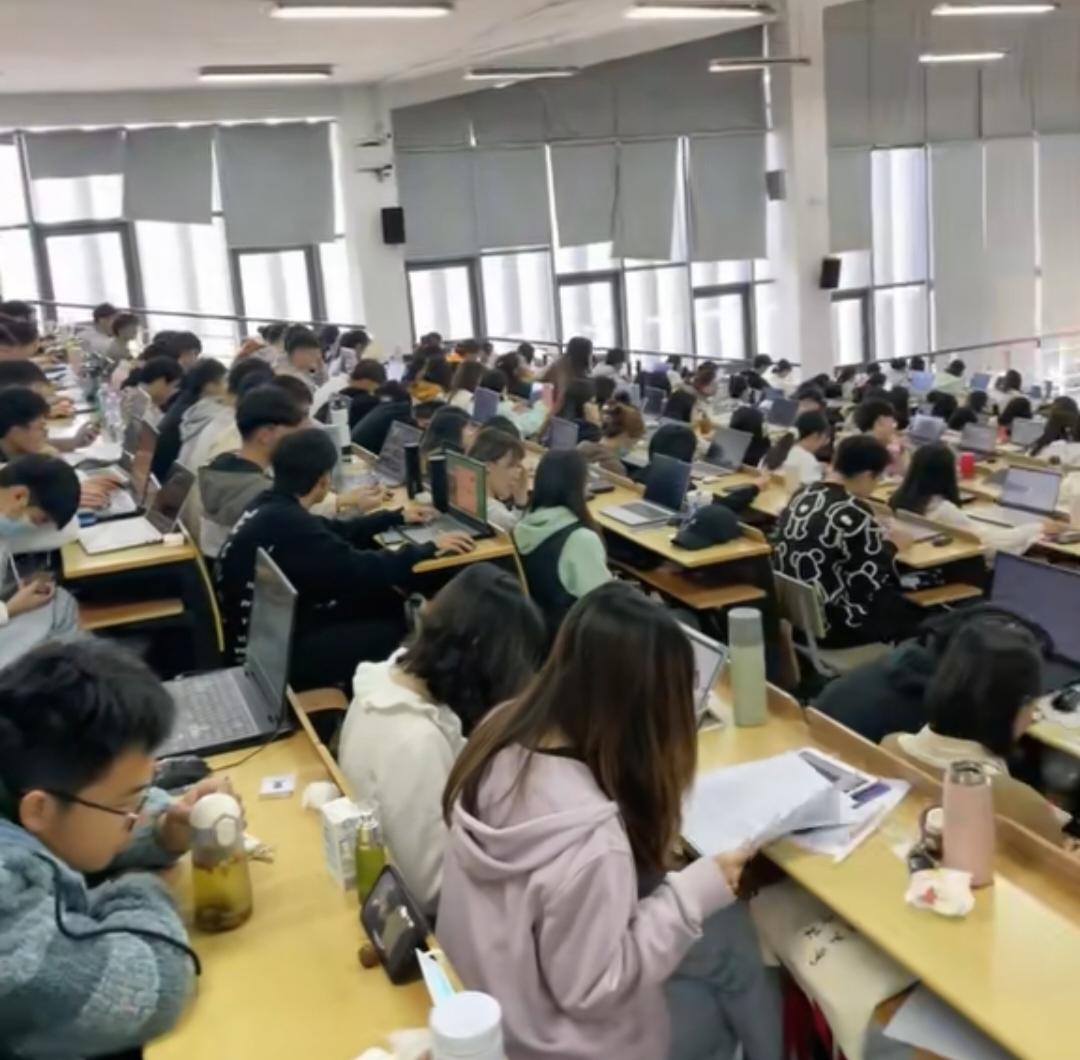 高中女生带手机上学被停课一个月，引发了广泛关注，教育局回应：有一定合理性。陕