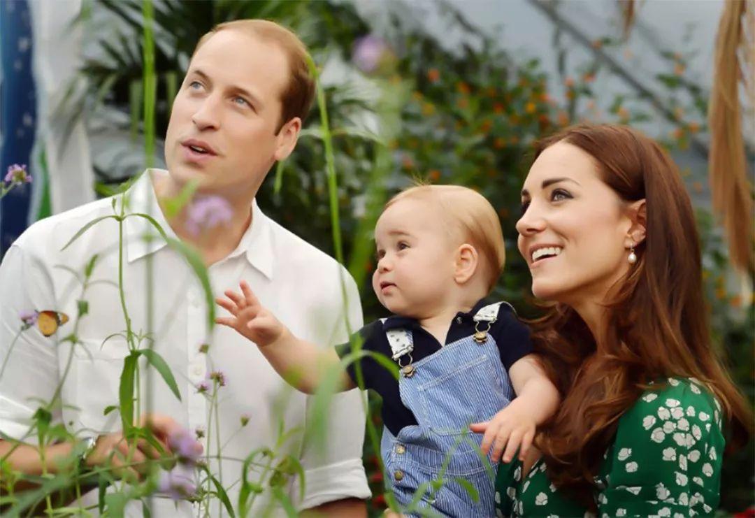 这画风好相似哦，威廉一家三口置身绿叶鲜花中，女王和孩子也曾在绿色大自然中。人景合