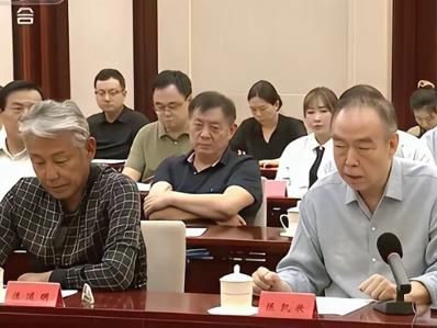 知道陈道演技好，在影视圈的地位很高，没想到，他还是中国电影家协会的主席。坐在前