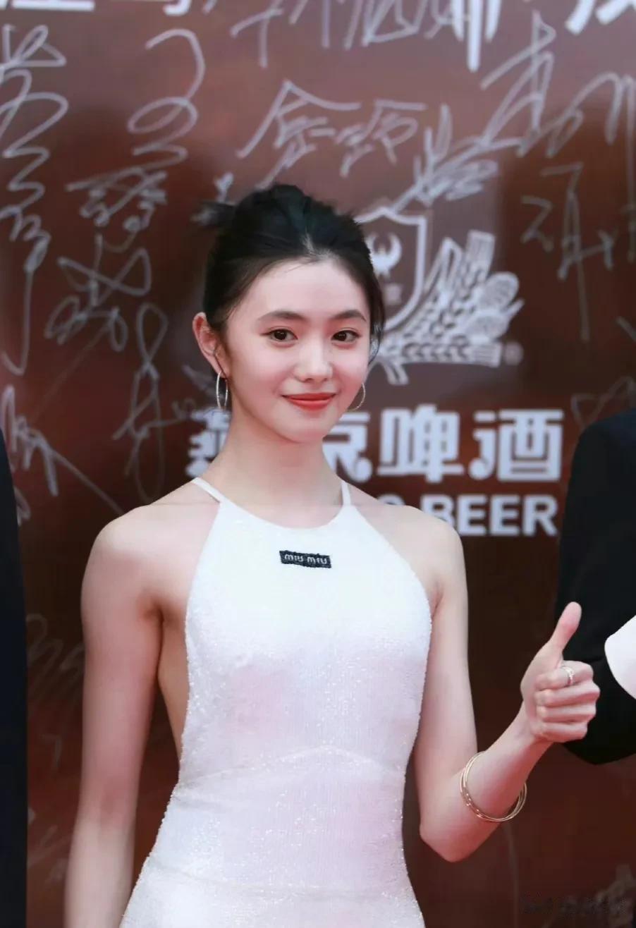 刘浩存眼睛下这颗痣好绝啊，就忽然就get到了，莫名给人一种清冷破碎感呢。