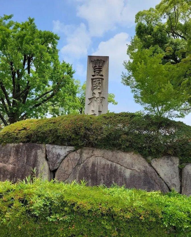 1599年的一天，日本为了在京都丰国神社安葬丰臣秀吉的遗体，竟残忍地割下万历援朝