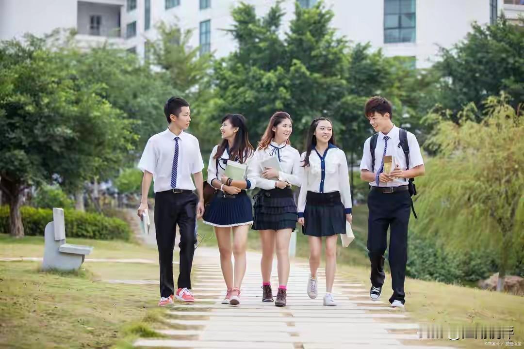 刚刚国家发布的十五五教育指导规划建议提出，加强优质本科招生继续扩容，加快职业教育